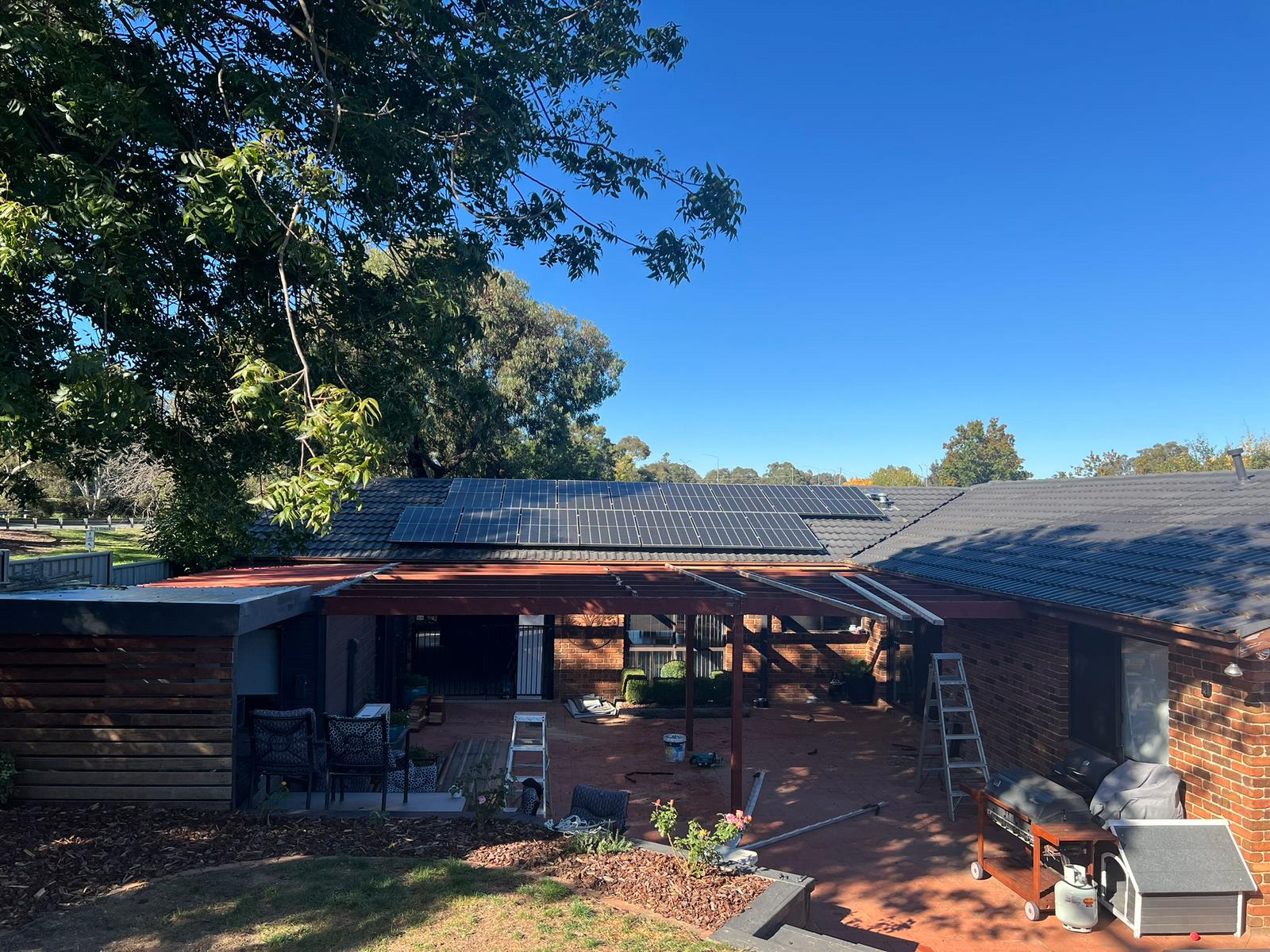 Florey — fascia-fixed pergola with riser brackets