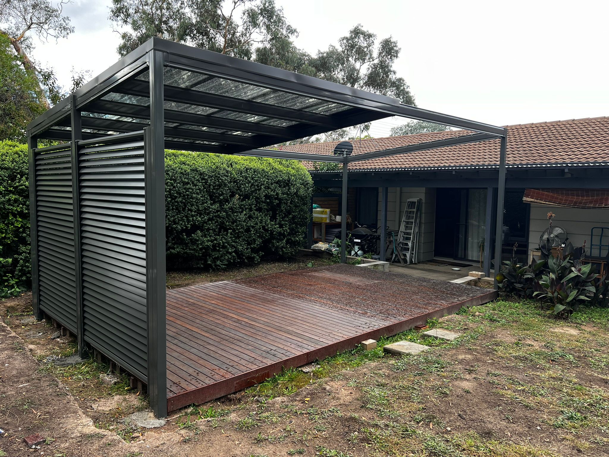 Torrens — freestanding Laserlite pergola with Louvrescreen